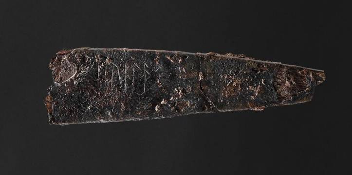 Het mes met runeninscriptie