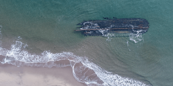 Een dronefoto van het mysterieuze wrak voor de kust.