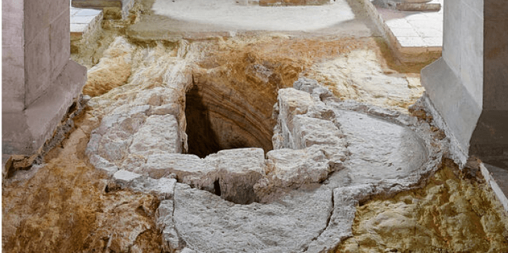 Volgens de archeologen gaat het om de oudste doopvont met vier bogenten noorden van de Alpen. 