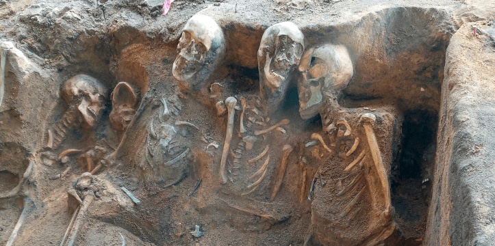 Veel van de lichamen waren zittend begraven om ruimte te besparen. 