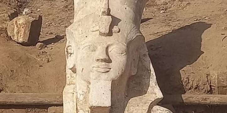 Het onderdeel van het standbeeld is bijna 4 meter hoog en is een aanvulling op de onderste helft die in 1930 werd gevonden door Duitse archeologen