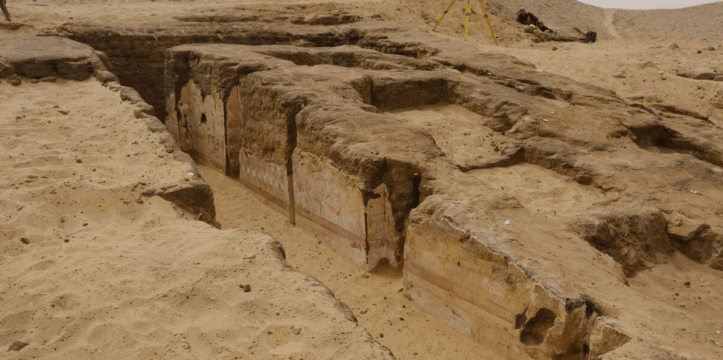 De tombe is onderdeel van een grote begraafplaats uit de periode van de late vijfde en vroege zesde dynastieën in Egypte, zo’n 4.300 jaar geleden. 