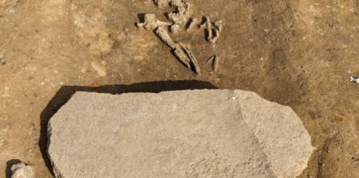 De overledene werd onder een grote steen begraven om te voorkomen dat hij na zijn dood uit zijn graf zou opstaan