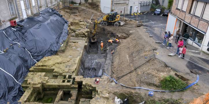 Onder meer dan drie meter aarde ontdekten de archeologen de overblijfselen van de begane grond van het kasteel