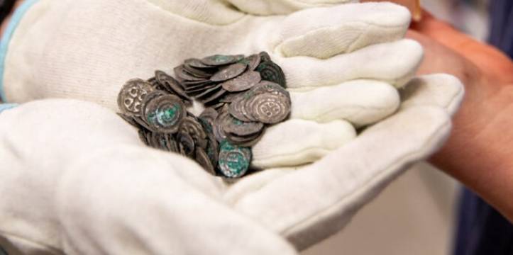 De munten werden geslagen tussen 1150 en 1180 en zijn volgens experts bracteaten