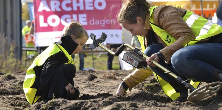 Tijdens de Nationale Archeologiedagen krijgen grote en kleine onderzoekers de kans om archeologische vondsten te bekijken