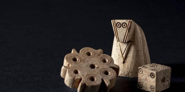 Er werd een houten schaakstuk – een paard – gevonden, een dobbelsteen en een speelstuk van een onbekend spel Er werd een schaakstuk – een paard – gemaakt van gewei gevonden, een dobbelsteen en een speelstuk van een onbekend spel
