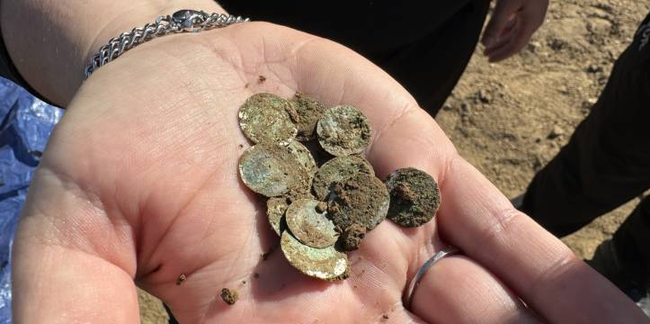 Tijdens een wandeling stuitte een vrouw op een aantal zilveren munten uit de elfde en twaalfde eeuw