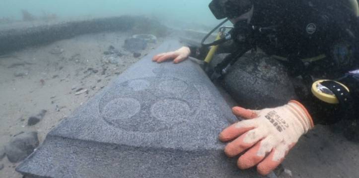 De marmeren grafzerken kwamen uit een 800 jaar oud scheepswrak en wegen 70 en 200 kilo