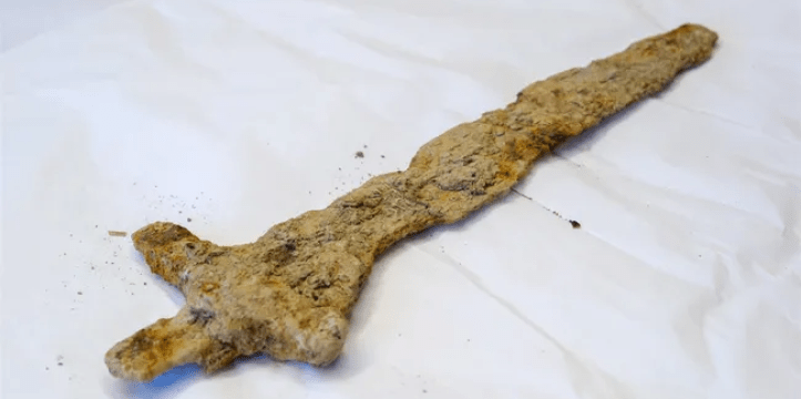 De archeologen hebben bevestigd dat het gaat om de resten van een ijzeren zwaard dat waarschijnlijk tussen 900 en 1050 is gemaakt
