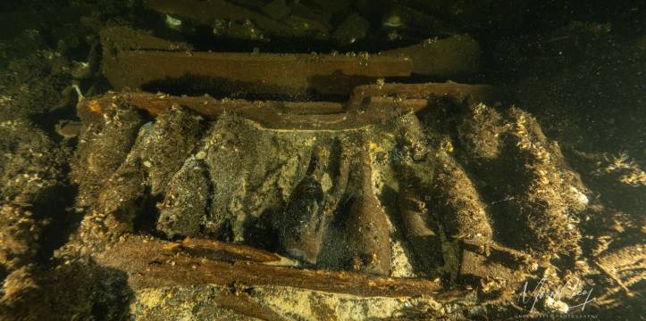 Een groep duikers uit Polen heeft voor de Zweedse kust een negentiende-eeuws scheepswrak ontdekt, dat tot de nok toe volgeladen was met flessen champagne