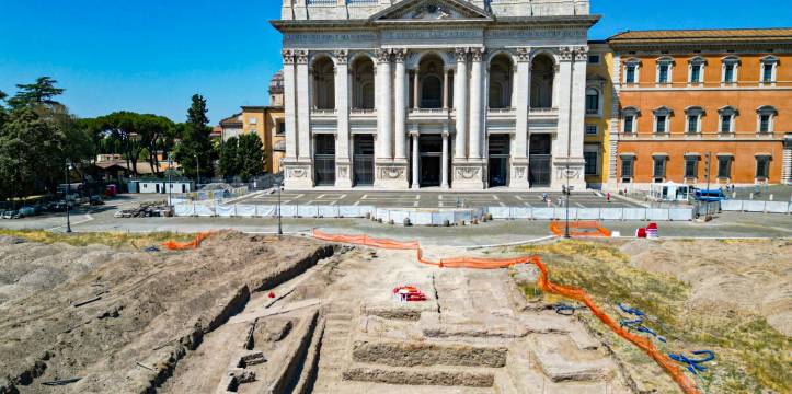 Archeologen hebben in het centrum van Rome de middeleeuwse resten opgegraven van een bouwwerk dat vermoedelijk een pauselijk paleis is geweest
