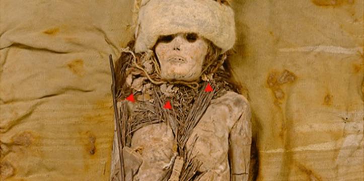 De kaas werd ontdekt toen archeologen drie oude mummies onderzochten, waaronder die van een jonge vrouw.