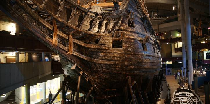 De Vasa vanaf de boeg gezien in het Vasamuseum in Stockholm.