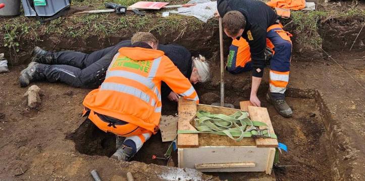 De archeologen vonden de Romeinse helm en maliënkolder nabij Hedensted