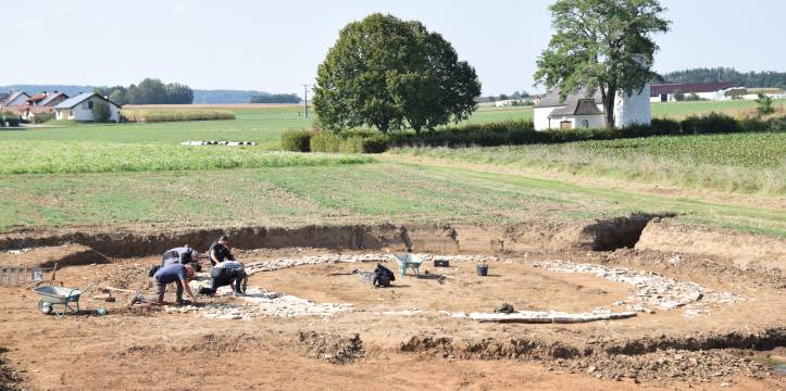 In het noordoosten van het kerkdorp Wolkertshofen werd de steencirkel blootgelegd.