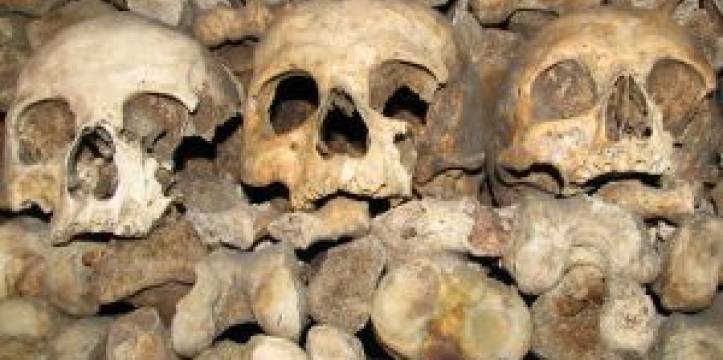 In de Azteekse Templo Mayor zijn vijftig schedels bij een offersteen gevonden. In de Azteekse Templo Mayor zijn vijftig schedels bij een offersteen gevonden.