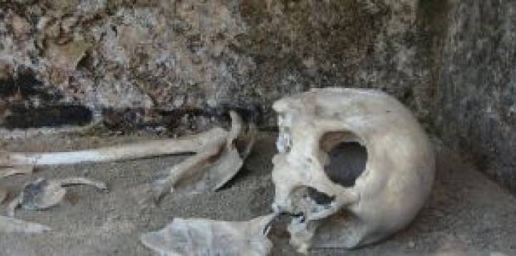 Onder de vondsten zaten menselijke overblijfselen, enkele perfecte behouden. In Myanmar zijn talloze vondsten uit de brons- en ijzertijd gedaan.