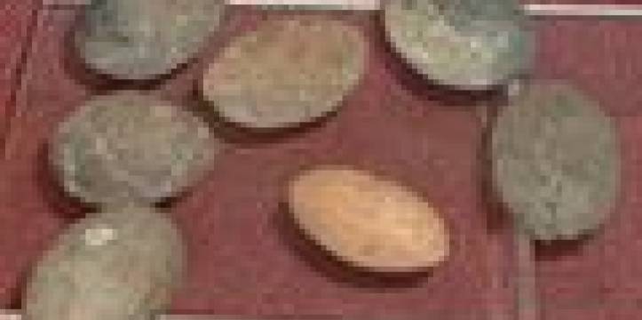 Soortgelijke stenen uit de ijzertijd. De Romeinse kogel werd in een toekomstige bierkelder in Cuijk gevonden.