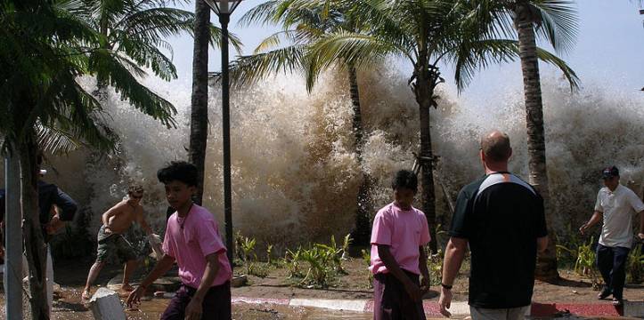 Overstroming tijdens de tsunami van 2004 op Sumatra. Overstroming tijdens de tsunami van 2004 op Sumatra.