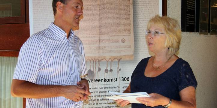 Gemeentearchivaris Jac Lemmens met prijswinnaar mevrouw Van Mierlo voor de uitvergrote versie van het archiefstuk ‘Ruzie bijgelegd’. Stem mee in landelijke verkiezing ‘Stuk van het jaar’.