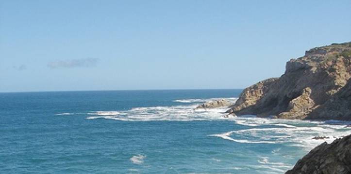 De kliffen bij Mosselbaai, nabij Pinnacle Point. Beeld door Julien Carnot Bij Pinnacle Point in Zuid-Afrika zijn sporen gevonden uit de steentijd.