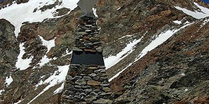 De Ötzi-gedenksteen in de Ötztaler Alpen, waar Ötzi is gevonden. Beeld door Kogo via Wikimedia. Ötzi heeft 19 familieleden in Tirol.
