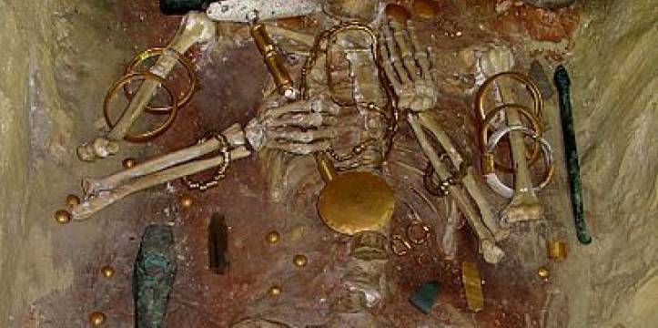 Een graf in de Varna Necropolis met 's werelds oudste goudschatten. Beeld door Yelkrokoyade In Bulgarije is het oudste dorp van Europa gevonden.