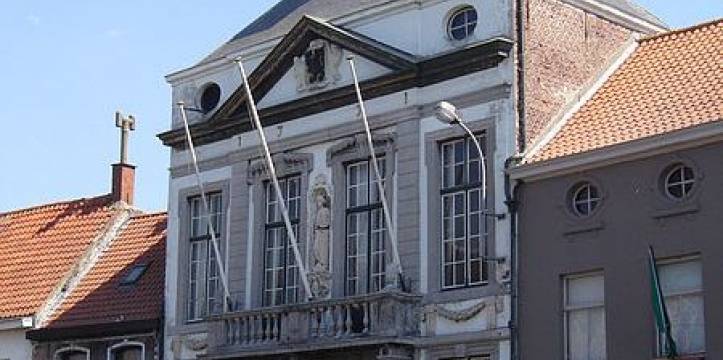 Het gemeentehuis van Assenede, waar eerder ook opgravingen werden gedaan. Archeologisch onderzoek wees uit dat Assenede ouder is dan werd gedacht.