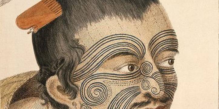 Een Maori met de herkenbare tatoeages (moko). Twintig Maori-hoofden zijn door Frankrijk aan Nieuw-Zeeland overgedragen.