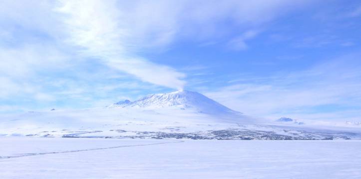 Zicht op de vulkaan Erebus op Antarctica. In Antarctica zijn fossielen van een 100 miljoen jaar oud bos gevonden.