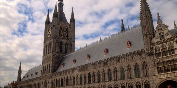 De Lakenhal met het Belfort in Ieper. Foto door Davidh820 via Wikimedia. De Lakenhal met het Belfort in Ieper. Foto door Davidh820 via Wikimedia.
