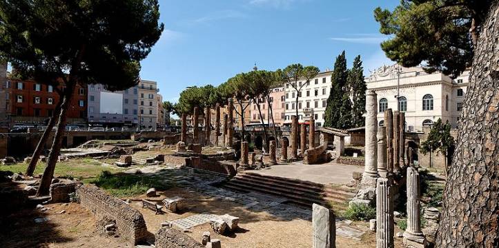 Uitzicht op de ruïnes van de Torre Argentina. Onderzoekers hebben het gebouw ontdekt waar Julius Caesar is vermoord.