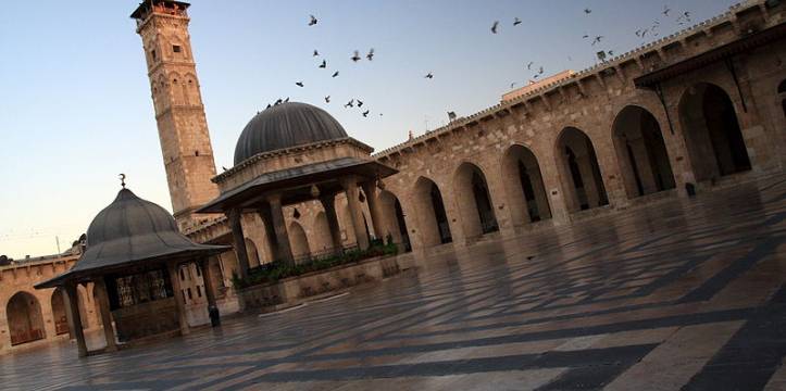 De Grote moskee van Aleppo is vernield door het conflict in Syrië.