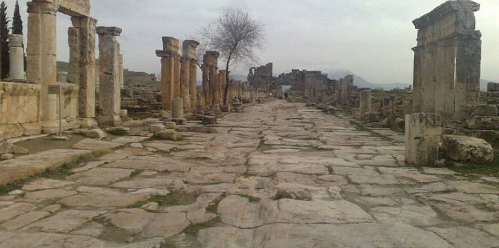 De hoofdstraat van Hiërapolis. Beeld door Ömerulusoy via Wikimedia De poort naar de hel is door archeologen gevonden in Turkije.
