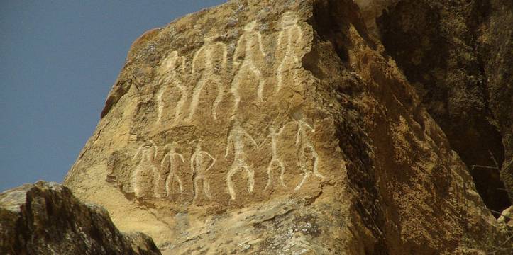 Petrogliefen in het Nationale Park Gobustan in Azerbaijan. Beeld - Azeri via Wikipedia Tijdens archeologische opgravingen is een nederzetting gevonden in Azerbeidzjan.