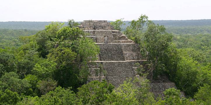 De stad Calakmul, tevens op Yucatán. Beeld door PhilippN via Wikimedia. De stad Calakmul, tevens op Yucatán. Beeld door PhilippN via Wikimedia.