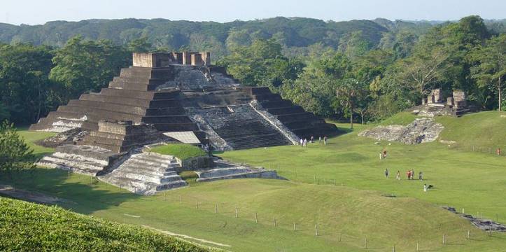 De Maya piramides van Comalcalco, geheel opgebouwd uit baksteen. Het tweede stenen tablet van de Maya's werd in Comalcalco opgegraven.