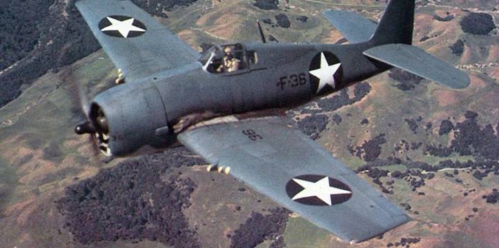Een Grumman F6F-3 Hellcat boven Californië. Er is een Grumman F6F-3 Hellcat wrak gevonden nabij Miami Beach.