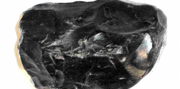 Een vuursteen, soortgelijk aan die gevonden is in Beerzel. Archeologen denken een vondst uit de tijd van Neanderthalers te hebben gevonden.