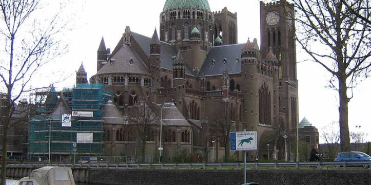 De Kathedrale Basiliek van Sint Bavo in Haarlem, één van de monumenten die wordt gerestaureerd. De helft van de Nederlanders wil betalen om erfgoed te beschermen.