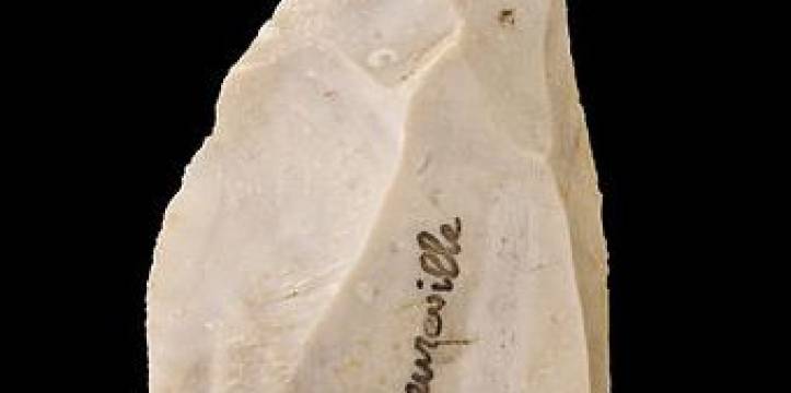 Een soortgelijke vuursteen van de Moustérian cultuur. Beeld - Didier Descouens via Wikipedia De jongste restanten van Neanderthalers zijn bij de Noordpool gevonden.