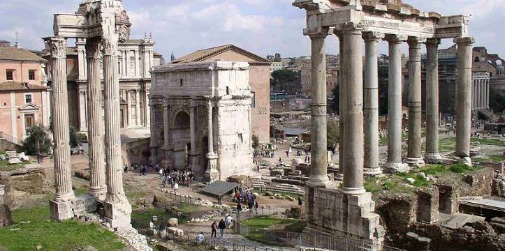 Het Forum Romanum in Rome. Beeld - Carla Tavares via Wikipedia In Butrint in Albanië is een Romeins forum gevonden.