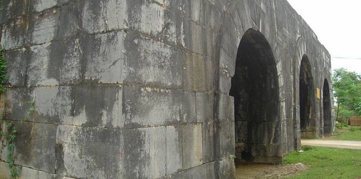 De zuidelijke poort van de citadel, waar de historische weg op aansluit. In Vietnam is een historische straat gevonden die uit de Ho-dynastie stamt.