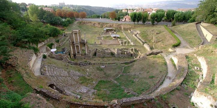 Zicht op het opgegraven Romeinse theater in Volterra. Archeologische opgravingen leggen Italiaans havengebied bloot.