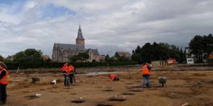 Bewoningssporen uit de vroege ijzertijd aangetroffen tijdens archeologisch onderzoek in het Belgische Aalten. Foto - KLAD Sporen uit de vroege ijzertijd aangetroffen in het Belgische Aalter. Foto - KLAD