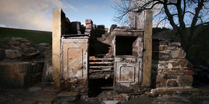 In een muur van het huisje werd een ingemetselde kat gevonden. Beeld - PA Men denkt dat de ingemetselde kat een vorm van bescherming bood.