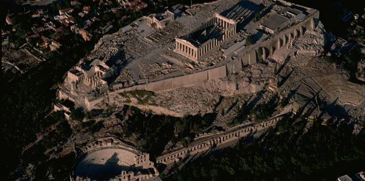 Een luchtfoto van de Acropolis in Athene. Beeld - Georg Gerster De tentoonstelling Eilanden van de goden loopt van 18 april t/m 2 september.