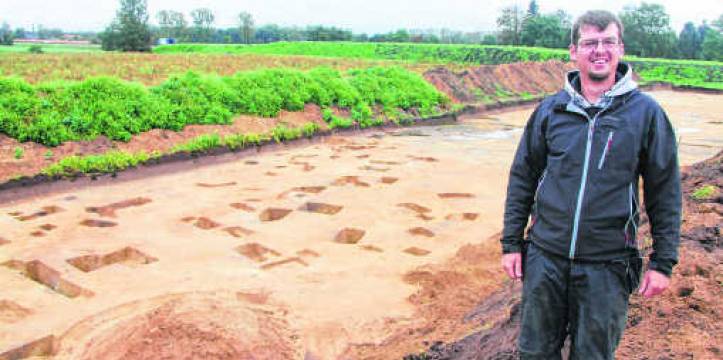 Dick Mervis bij de opgravingslocatie. Beeld: Marc Peeters