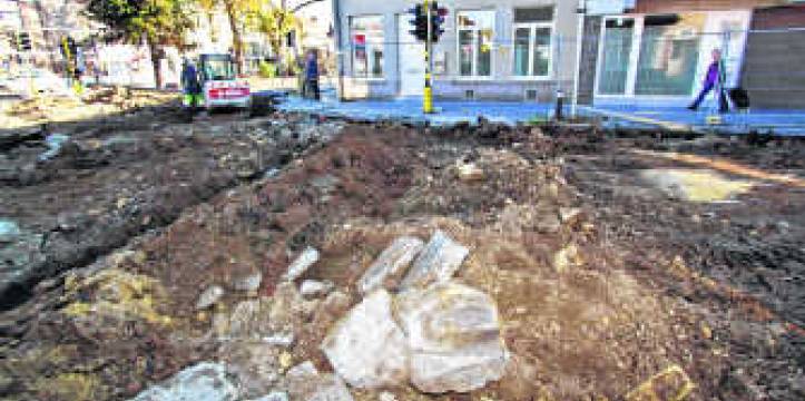 De opgraving vond plaats op een kruispunt in Maaseik. © Phillip Pergens Eén van de vier historische poorten van Maaseik werd blootgelegd.